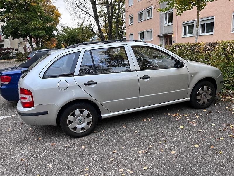 Grau Gebraucht 2005 Skoda Fabia Kombi | 1.800 € - Bild 1/4