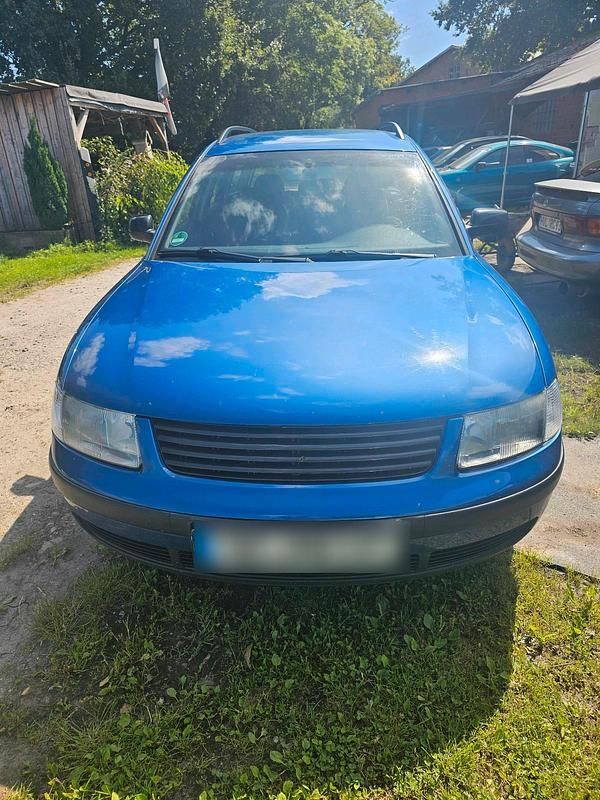 Blau Gebraucht 1999 VW Passat Kombi | 1.500 € - Bild 1/4