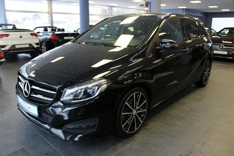 Gebraucht Mercedes B180 Urban 122 PS (89 kW) 2015 Kosmos black metallic Van / Kleinbus