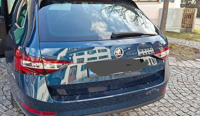 Gebraucht Skoda Superb 190 PS (139 kW) 2016 Blau Kombi
