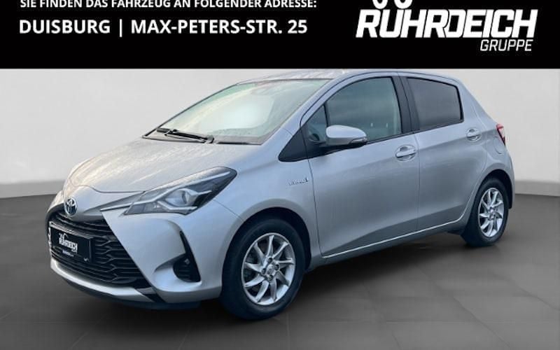 Silber Gebraucht 2018 Toyota Yaris Hybrid Comfort Limousine | 13.690 € (Guter Preis) - Bild 1/4