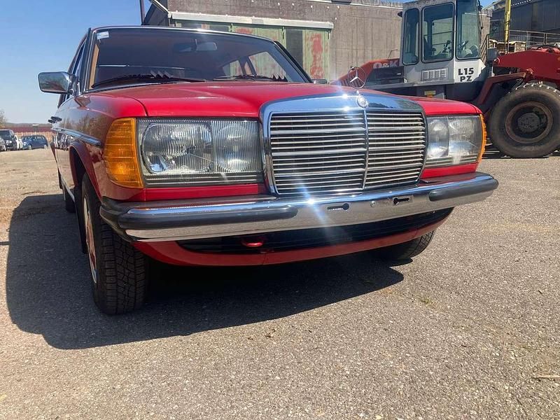 Rot Gebraucht 1983 Mercedes 240 Limousine | 25.000 € - Bild 1/4