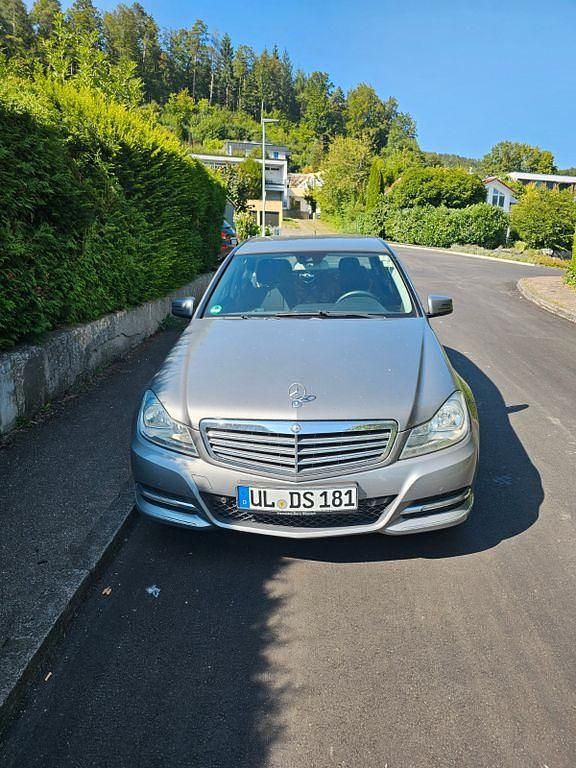 Grau Gebraucht 2011 Mercedes 200 Limousine | 8.500 € (Fairer Preis) - Bild 1/4