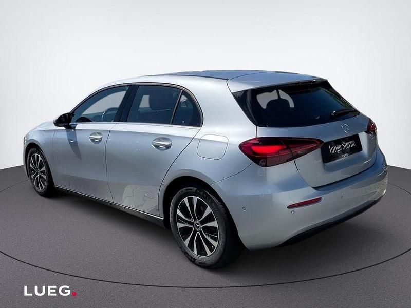 Gebraucht Mercedes A180 116 PS (85 kW) 2024 Silber Limousine