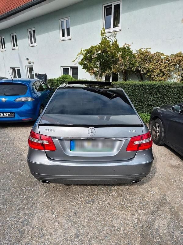 Grau Gebraucht 2009 Mercedes E350 Limousine | 10.400 € (Fairer Preis) - Bild 1/4