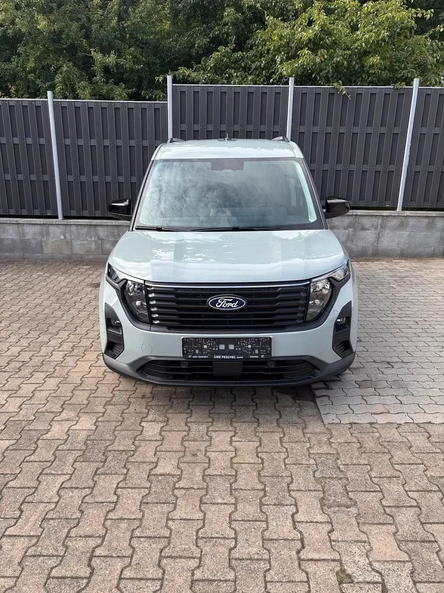 Gebraucht Ford Tourneo Courier Titanium 125 PS (91 kW) 2026 Grau Van / Kleinbus