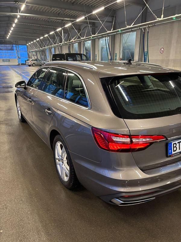 Grau Gebraucht 2021 Audi A4 Kombi | 24.700 € (Guter Preis) - Bild 1/4