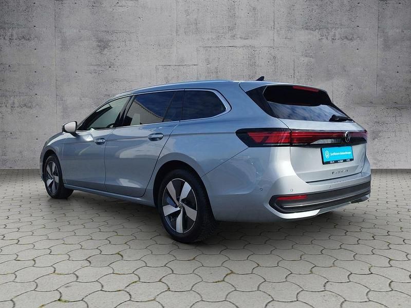 Gebraucht VW Passat IQ Drive 150 PS (110 kW) 2025 Oyster silver metallic Kombi