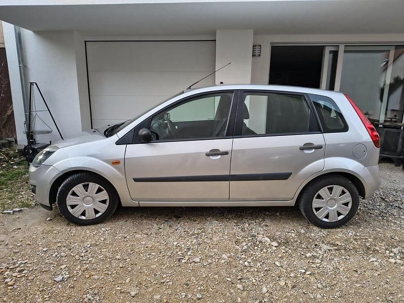 Silber Gebraucht 2006 Ford Fiesta Limousine | 1.500 € (Fairer Preis) - Bild 1/4