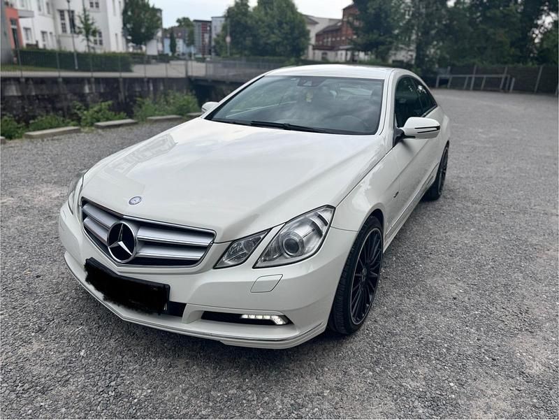 Weiß Gebraucht 2009 Mercedes E350 Coupé | 9.500 € (Fairer Preis) - Bild 1/4
