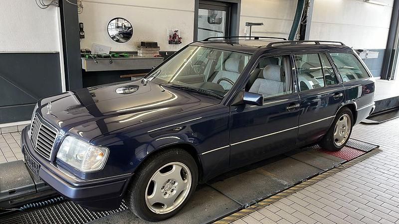 Blau Gebraucht 1995 Mercedes E250 Kombi | 9.800 € - Bild 1/4