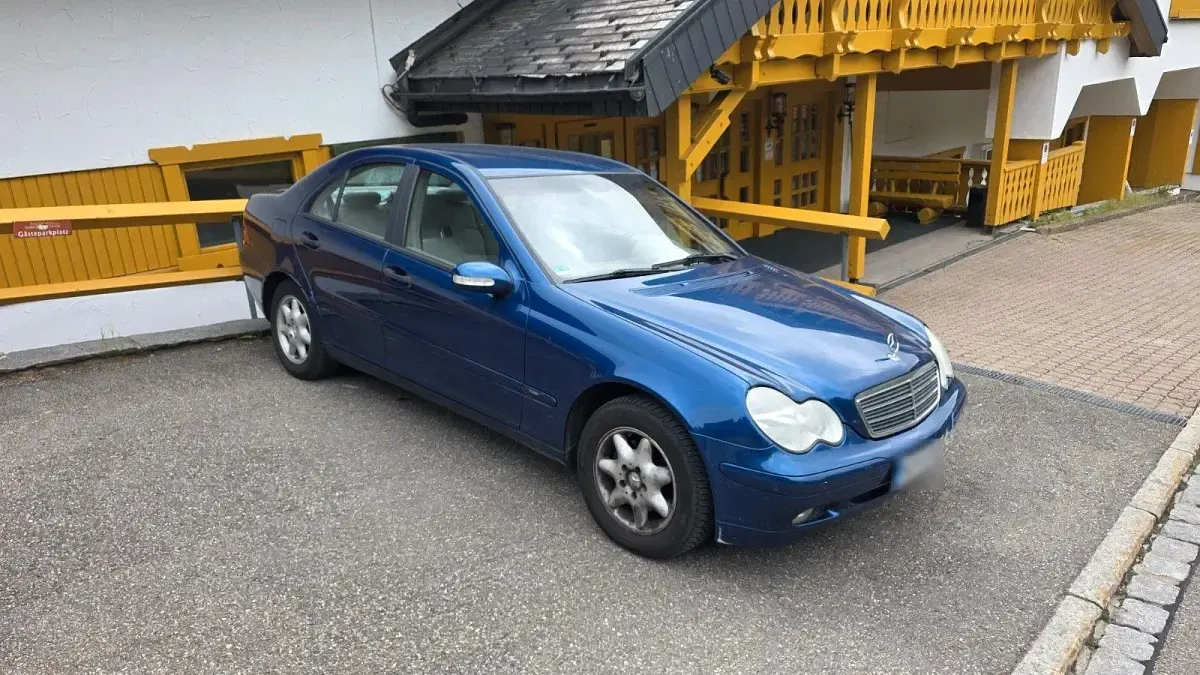 Gebraucht Mercedes C180 143 PS (105 kW) 2003 Blau Limousine
