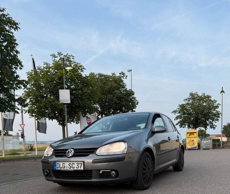Grau Gebraucht 2005 VW Golf V Limousine | 1.599 € - Bild 1/4
