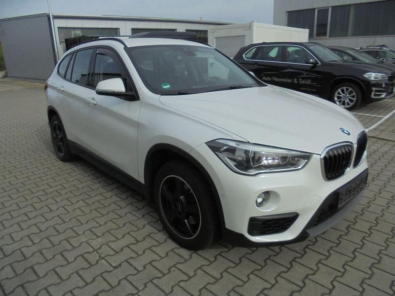 Mineralweiss Gebraucht 2018 BMW X1 Advantage SUV | 14.900 € (Fairer Preis) - Bild 1/4