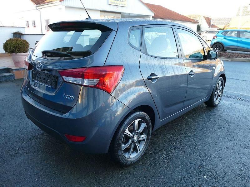 Gebraucht Hyundai i20 125 PS (91 kW) 2018 Grau Van / Kleinbus