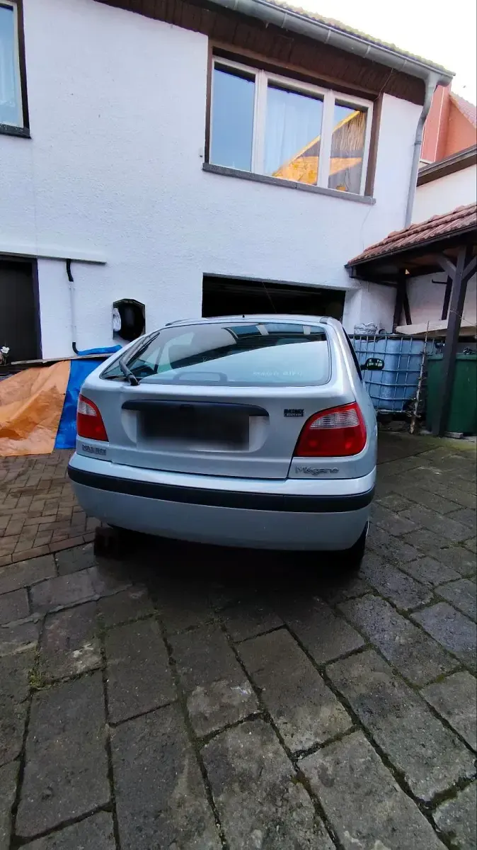 Gebraucht Renault Mégane 90 PS (66 kW) 2001 Silber Kleinwagen