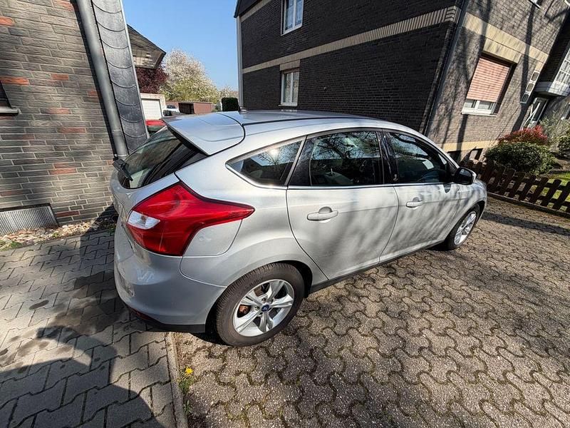 Second-hand Ford Focus 101 CP (74 kW) 2012 Argintiu Berlinǎ