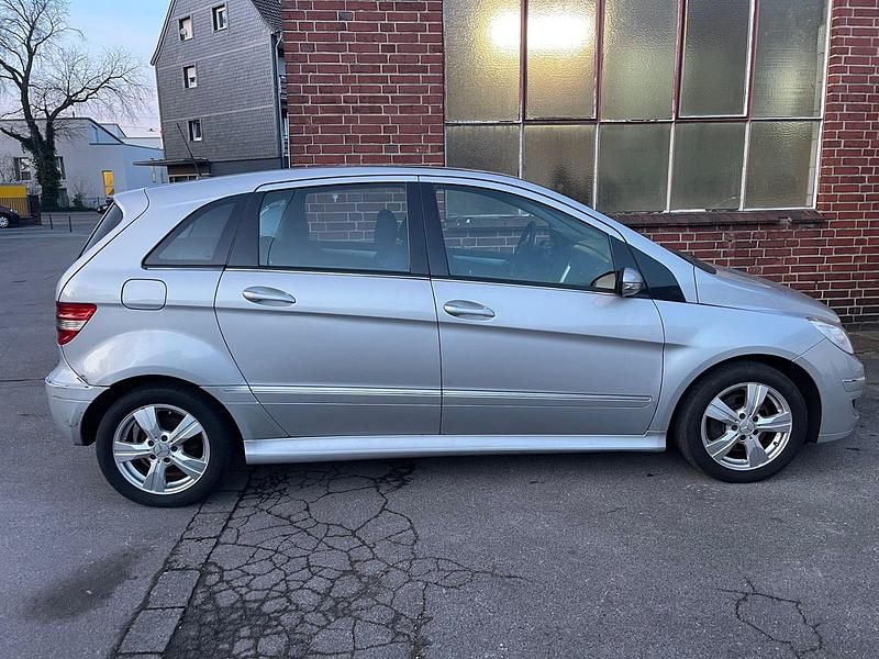 Gebraucht Mercedes B180 109 PS (80 kW) 2005 Silber Van / Kleinbus