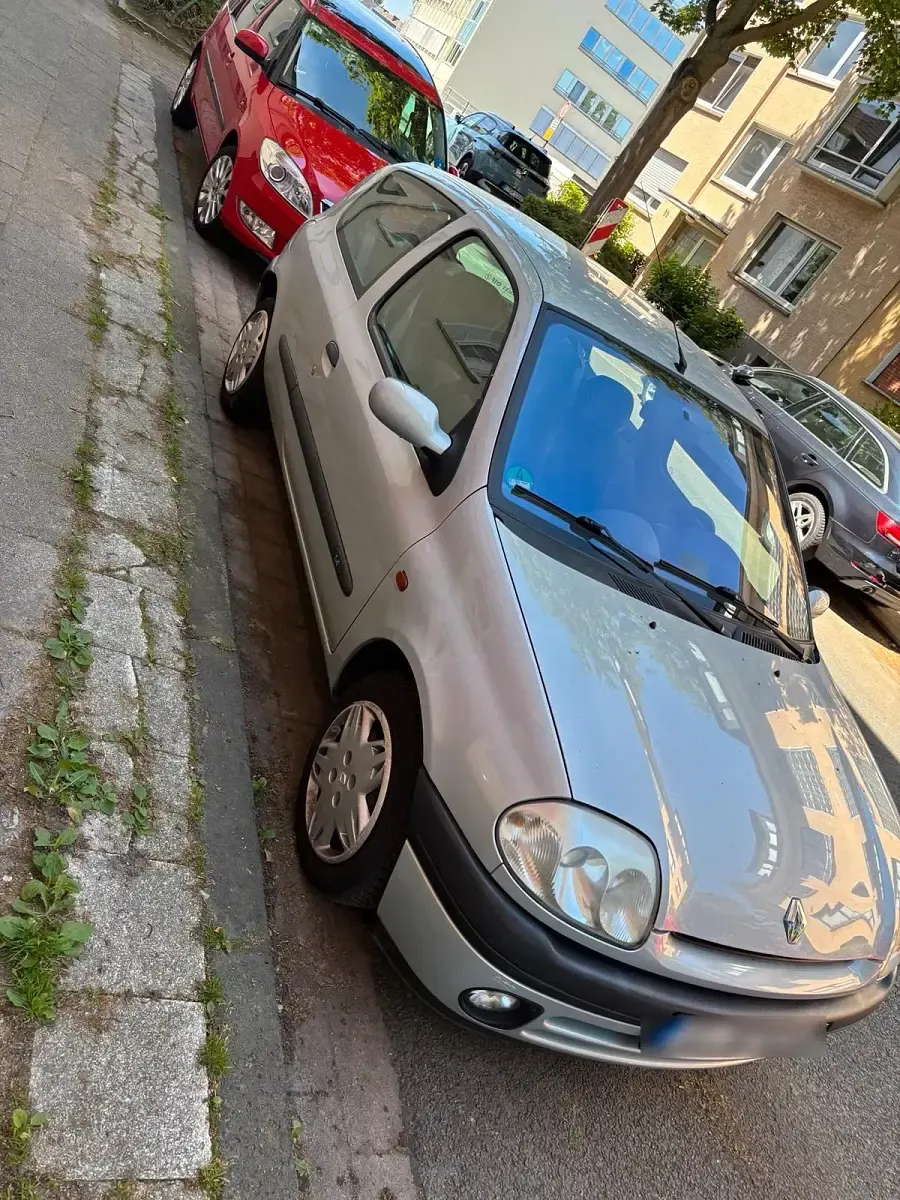 Gebraucht Renault Clio II 75 PS (55 kW) 2000 Silber Kleinwagen
