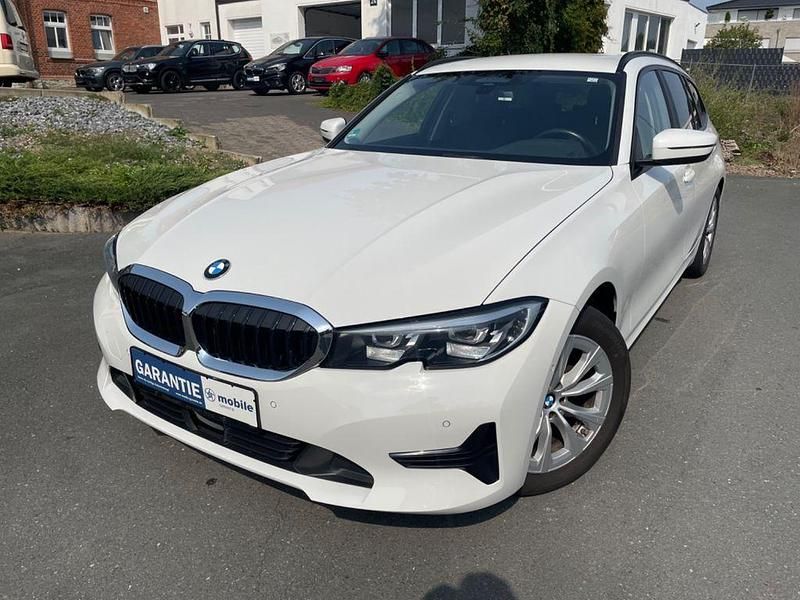 Weiß Gebraucht 2021 BMW 320 Advantage Limousine | 21.290 € (Fairer Preis) - Bild 1/4