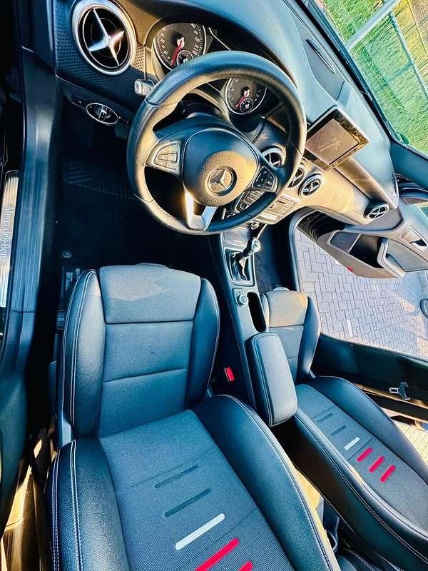 Schwarz Gebraucht 2016 Mercedes 180 Limousine | 13.990 € (Fairer Preis) - Bild 1/4