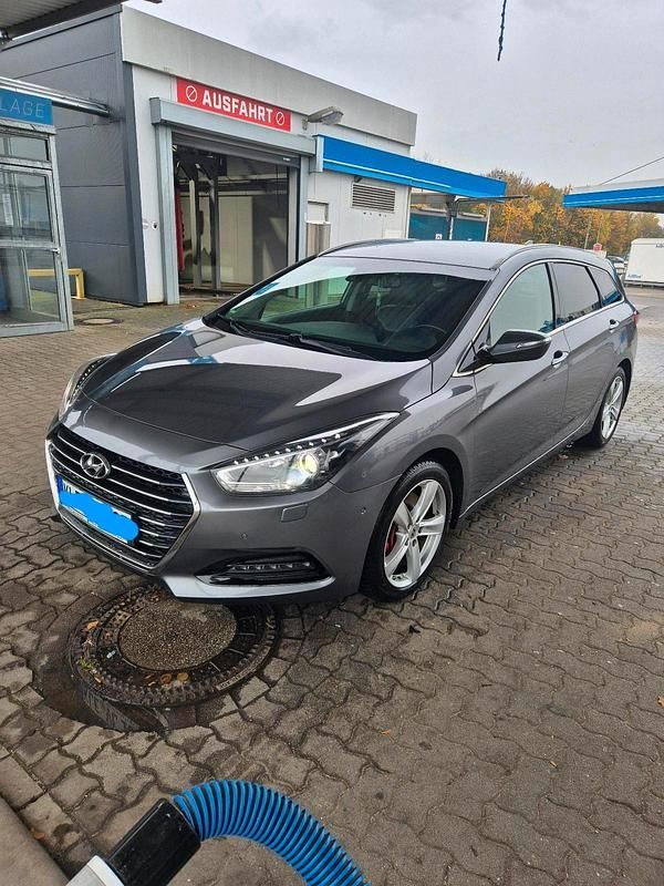 Grau Gebraucht 2016 Hyundai i40 Premium Kombi | 10.000 € (Fairer Preis) - Bild 1/4