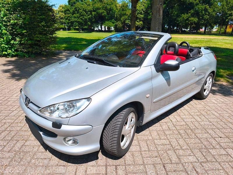 Silber Gebraucht 2004 Peugeot 206 CC Platinum Cabrio | 2.290 € (Fairer Preis) - Bild 1/4