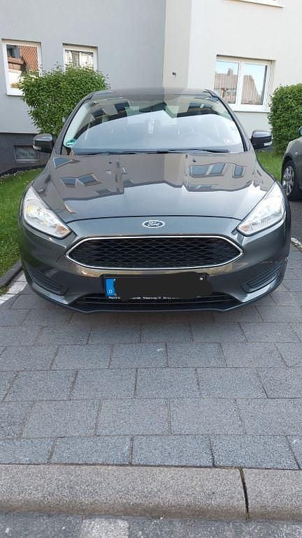 Grau Gebraucht 2016 Ford Focus Limousine | 3.800 € (Superpreis) - Bild 1/4
