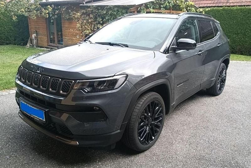 Grau Gebraucht 2022 Jeep Compass SUV | 29.990 € (Fairer Preis) - Bild 1/4
