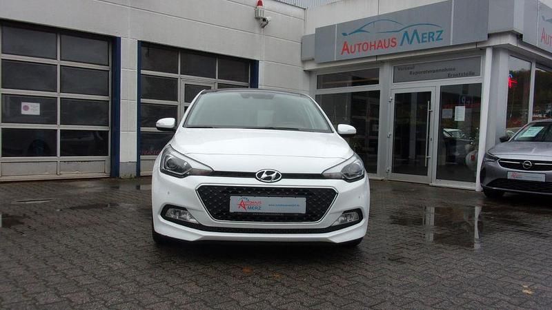 Weiß Gebraucht 2015 Hyundai i20 Style Limousine | 8.820 € (Teuer) - Bild 1/4