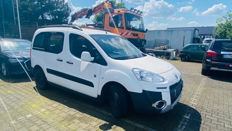 Weiß Gebraucht 2015 Peugeot Partner Tepee Van / Kleinbus | 9.401 € (Fairer Preis) - Bild 1/4