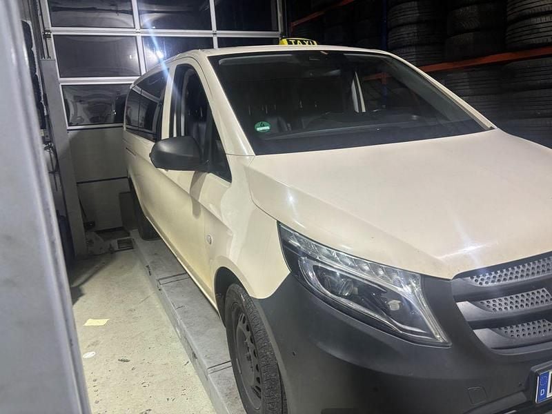Gelb Gebraucht 2019 Mercedes Vito Van | 11.999 € - Bild 1/4