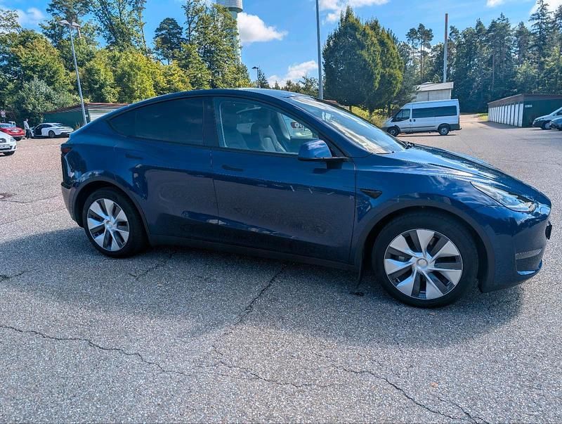 Blau Gebraucht 2023 Tesla Model Y SUV | 42.999 € (Etwas zu teuer) - Bild 1/4