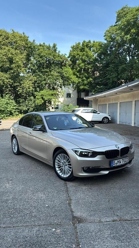 Silber Gebraucht 2015 BMW 318 Limousine | 11.500 € (Guter Preis) - Bild 1/4