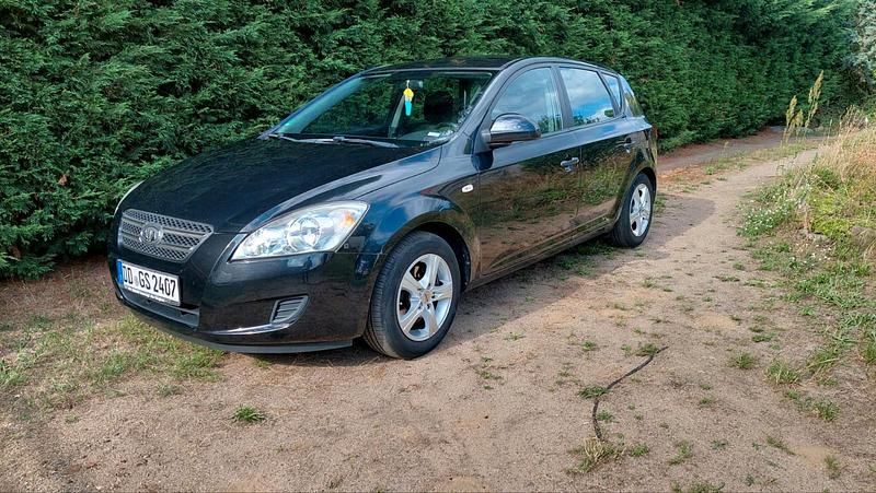 Schwarz Gebraucht 2009 Kia Ceed Kleinwagen | 2.350 € (Superpreis) - Bild 1/4