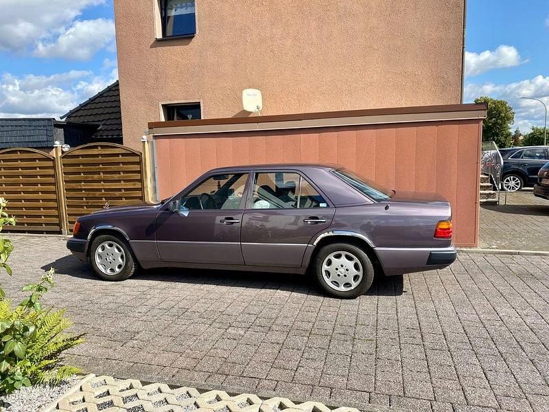 Gebraucht Mercedes E230 136 PS (100 kW) 1992 Violett Limousine