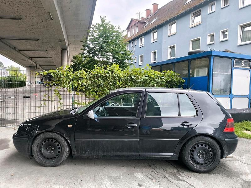 Schwarz Gebraucht 2001 VW Golf IV Kleinwagen | 600 € (Superpreis) - Bild 1/4