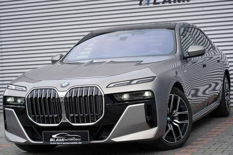 Grau Gebraucht 2024 BMW 740 M Sport Limousine | 93.999 € (Guter Preis) - Bild 1/4