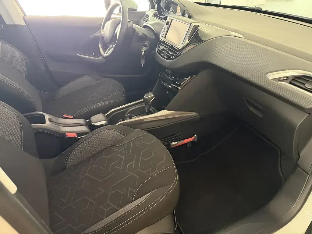 Gebraucht Peugeot 2008 Active 110 PS (80 kW) 2019 Weiß SUV