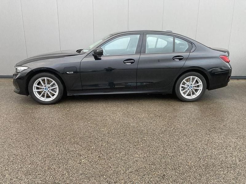 Gebraucht BMW 320e 163 PS (119 kW) 2022 Black sapphire metallic Limousine