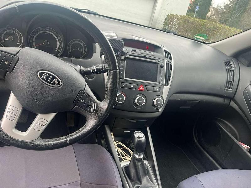 Gebraucht Kia Ceed Vision 125 PS (91 kW) 2012 Weiß Kleinwagen