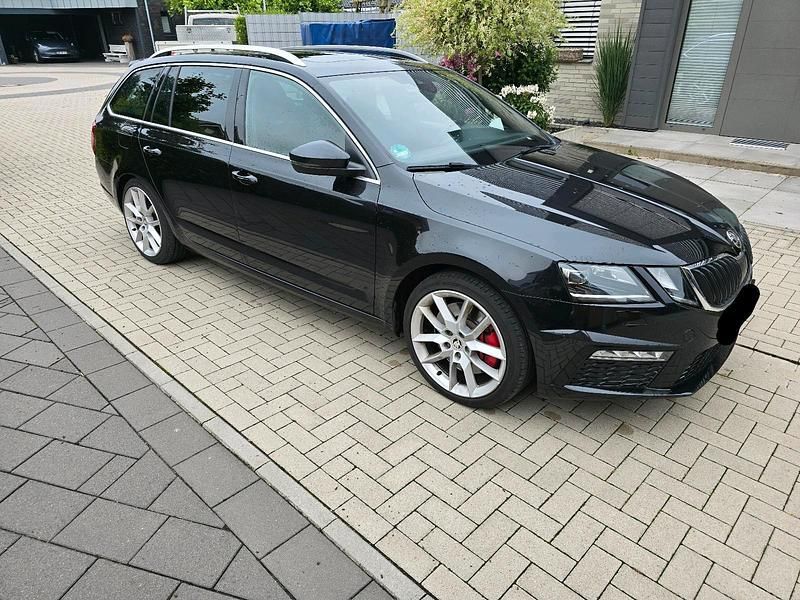 Schwarz Gebraucht 2017 Skoda Octavia RS Kombi | 17.599 € (Fairer Preis) - Bild 1/4