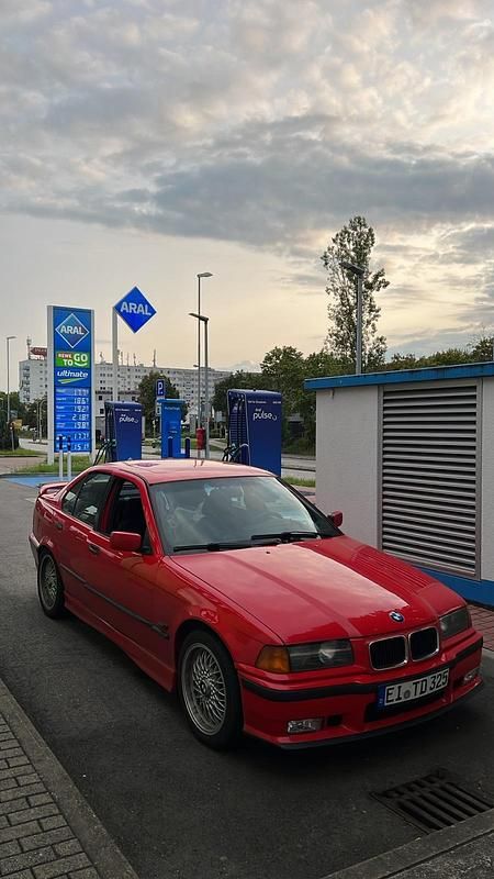 Gebraucht BMW 325 115 PS (84 kW) 1995 Rot Limousine