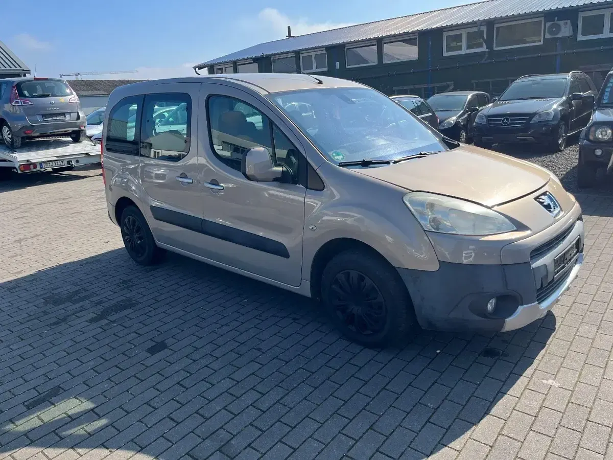 Gebraucht Peugeot Partner Tepee Tendance 120 PS (88 kW) 2012 Braun Van / Kleinbus