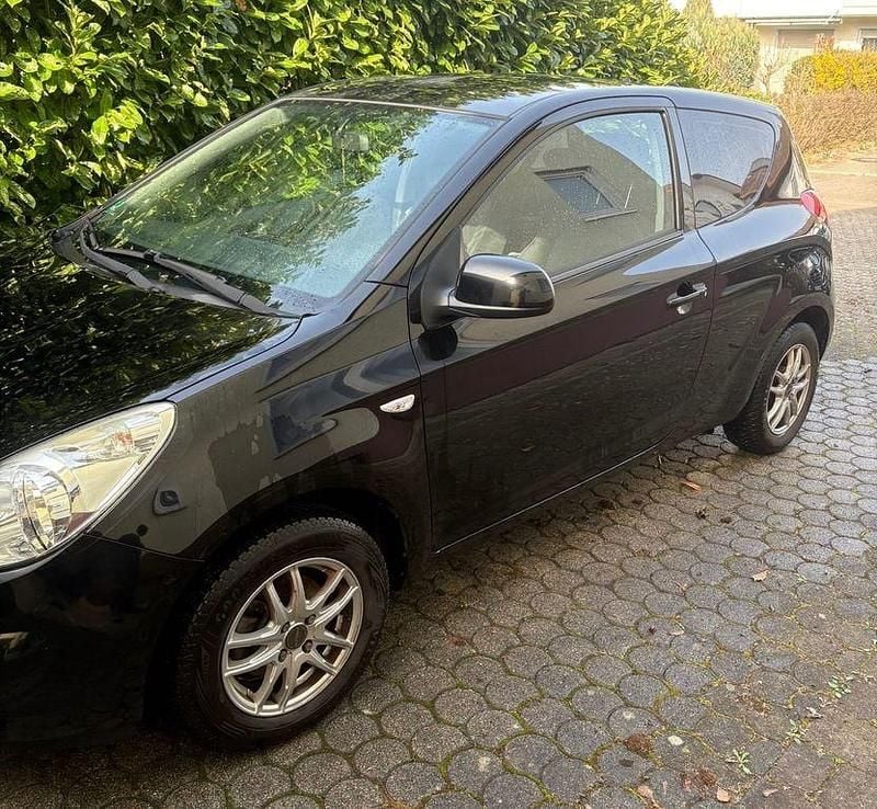 Gebraucht Hyundai i20 77 PS (56 kW) 2011 Schwarz Kleinwagen