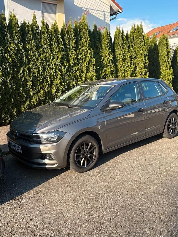 Silber Gebraucht 2018 VW Polo Comfortline Limousine | 7.999 € (Guter Preis) - Bild 1/4