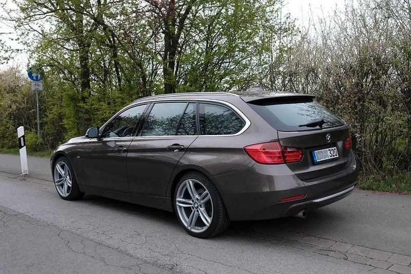 Gebraucht BMW 320 184 PS (135 kW) 2014 Braun Limousine