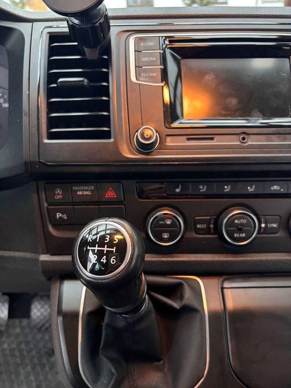 Second-hand VW Multivan 150 CP (110 kW) 2016 Maro Monovolum