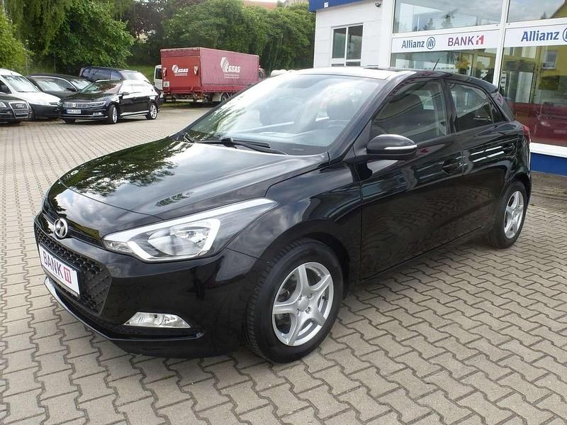 Gebraucht Hyundai i20 Pure 84 PS (61 kW) 2018 Schwarz Kleinwagen