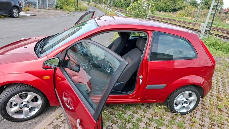 Rot Gebraucht 2007 Ford Fiesta Kleinwagen | 2.499 € (Etwas zu teuer) - Bild 1/4